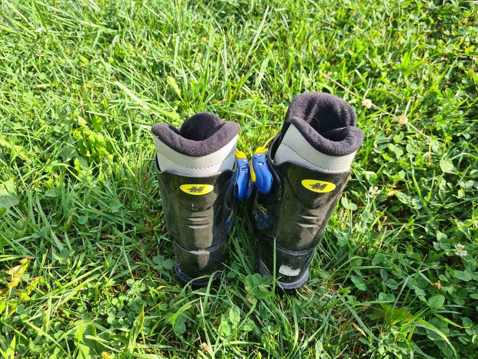 Детски ски обувки и щеки