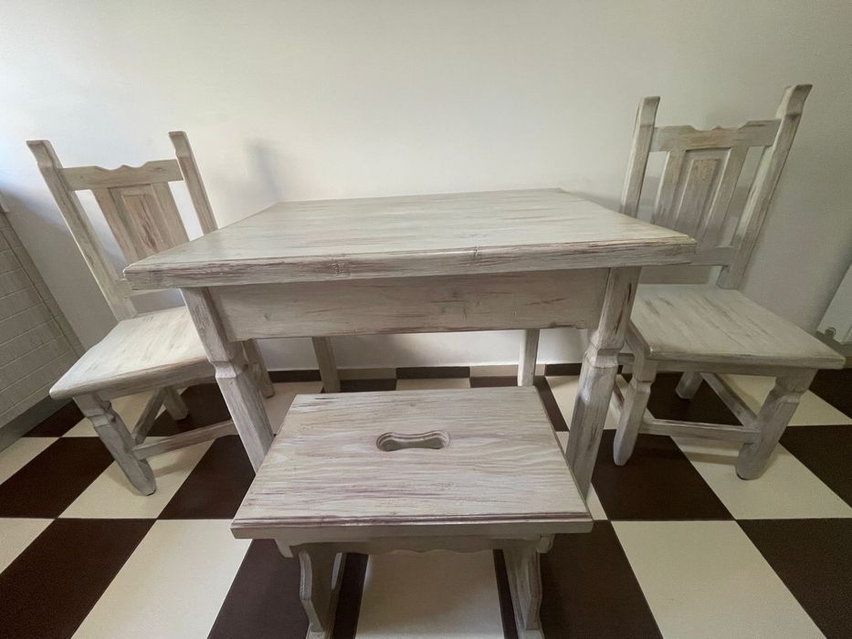 Masa cu scaune, raft, suport de haine