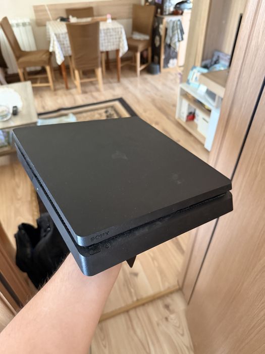 Playstation 4 на 1 година