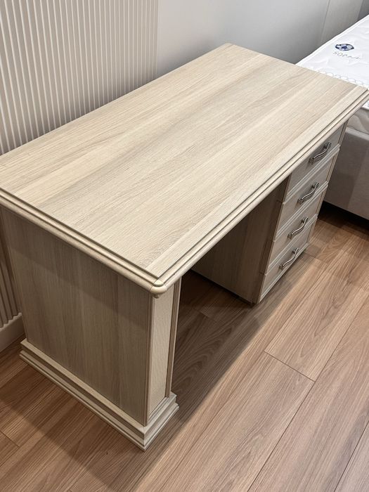 Письменный стол с ящиками