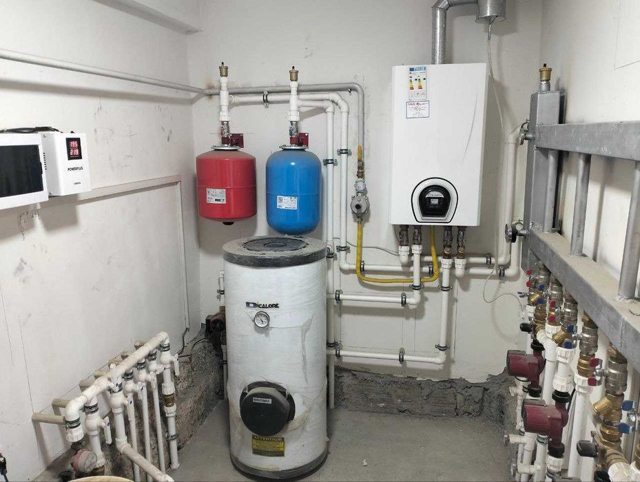 Продаётся участок 4,3 сотки, с домом 5 комнат.