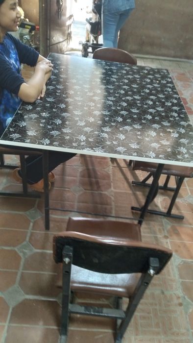 Продаётся стол и стуля.