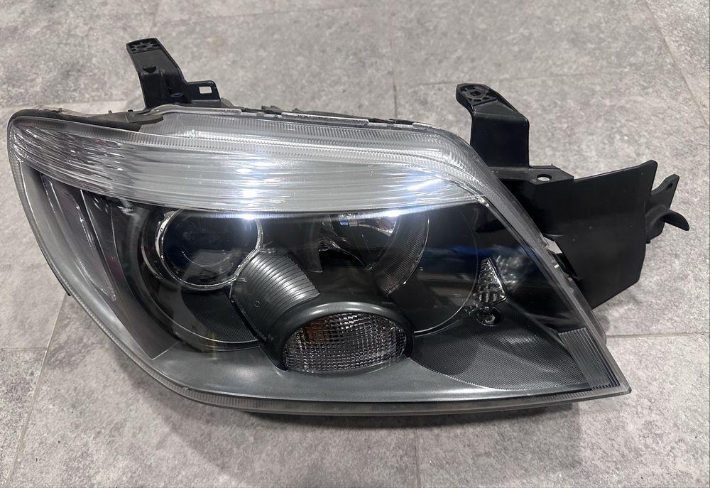 Десен фар за Мицубиши Аутлендър 2006г