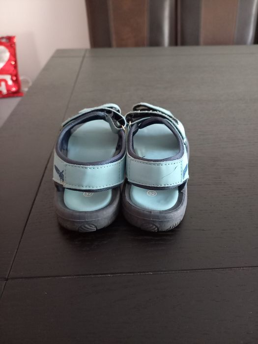 Sandale copii,marimea 32,închidere cu scai. Pret.20 lei.
