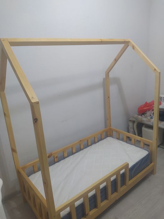 Продается новая детская кровать из дерева, покрытая лаком.