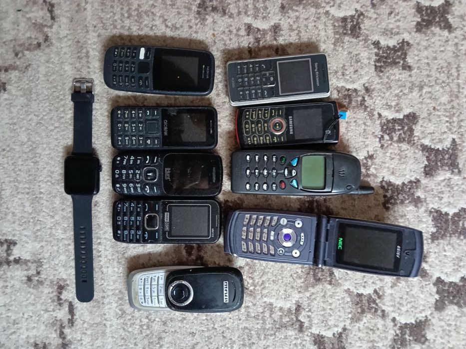 Lot telefoane și un ceas Smart