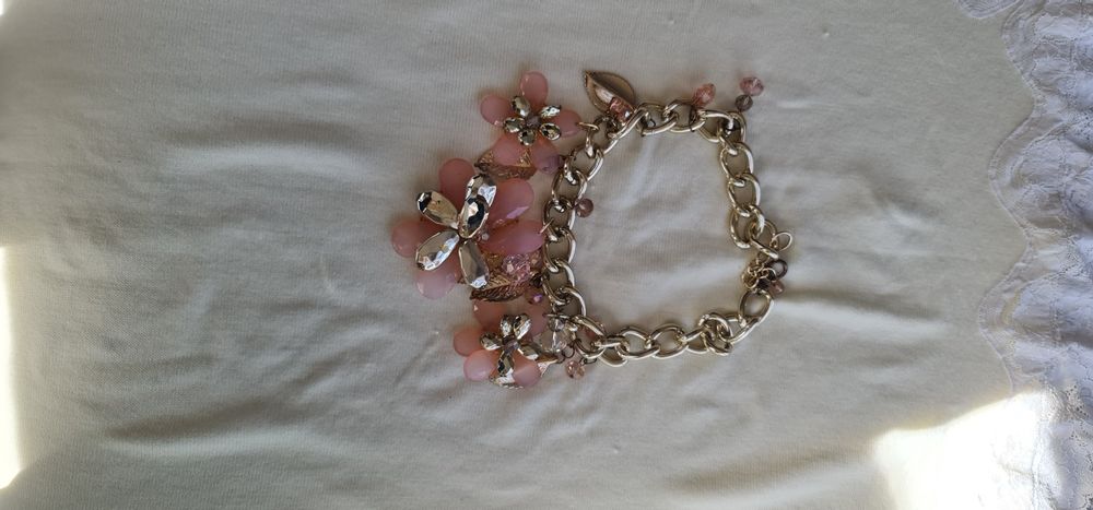 Ефектни колиета запазени.