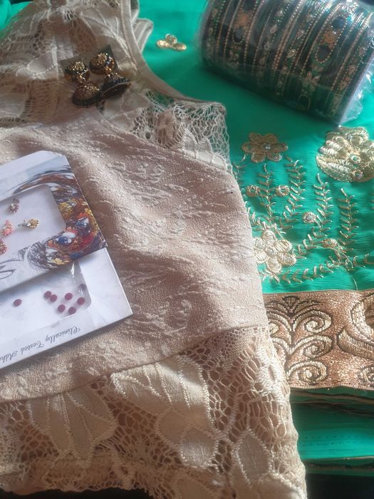 Три броя Оригинални индийски сарита и аксесоари