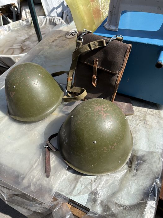 Продам две каски и планшет