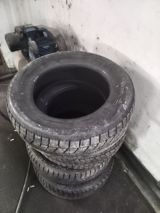 Шина зимняя продается