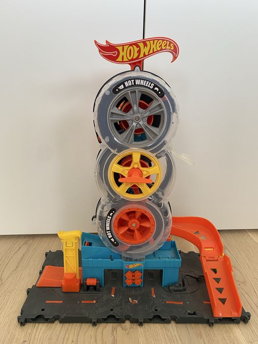 Hot Wheels писта Градски център за гуми Mattel