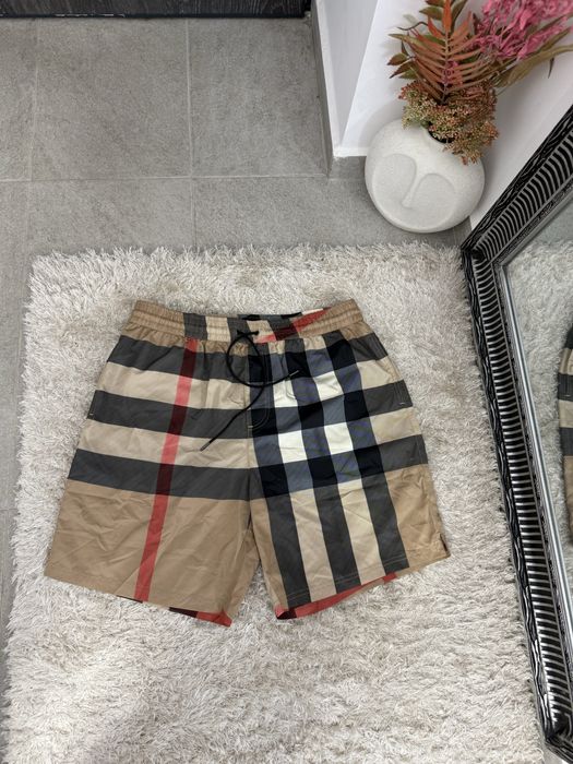 Sort de baie Burberry colectie noua vara 2025