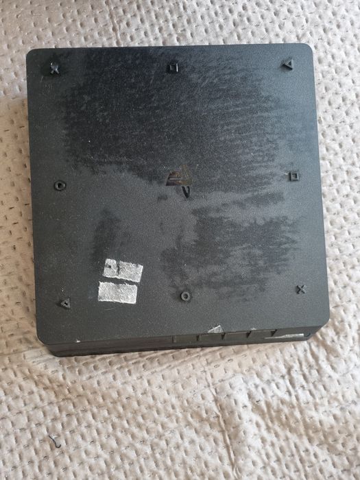Vând PlayStation 4