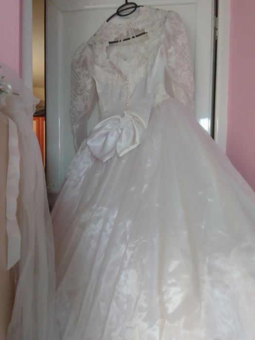 Нова сватбената рокля с воал ,букет,чантичка, и аксес.за косата