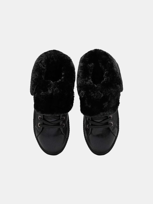 PEPE JEANS
Черни кецове BRIXTON FLAP с детайли от еко косъм.