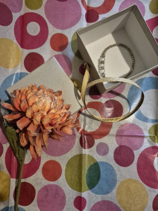 Гривни, обици подарявам.