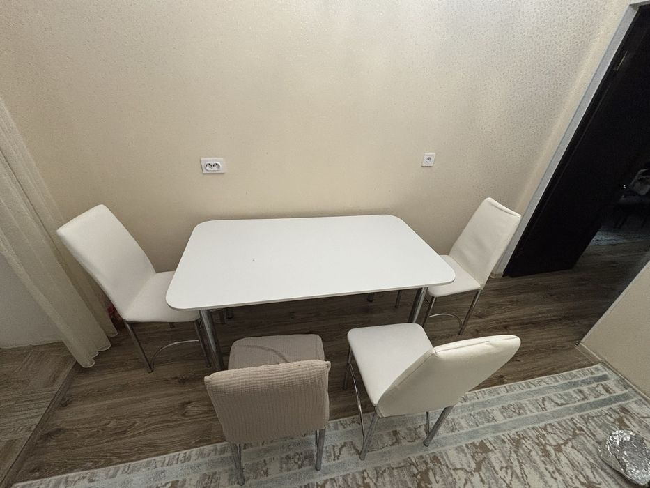 Стол со стульями