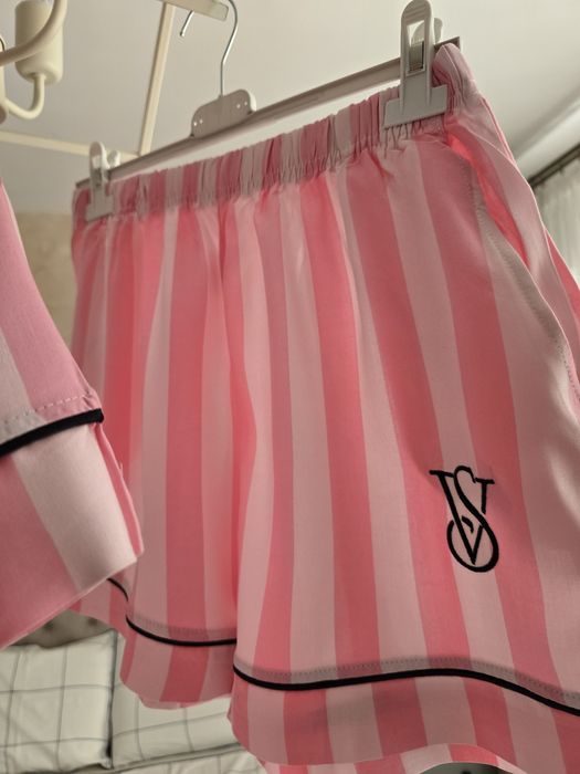 Pijama VS cutie/etichetă