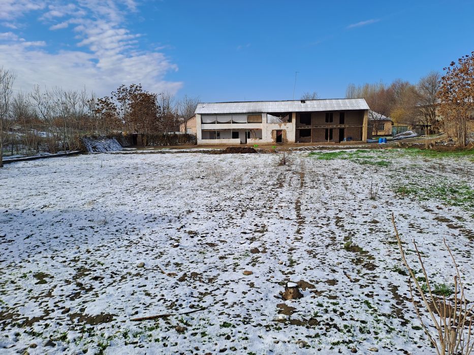 Uy sotiladi hama dakemetlari bor 30 sotik 2ta uchaskasi bor