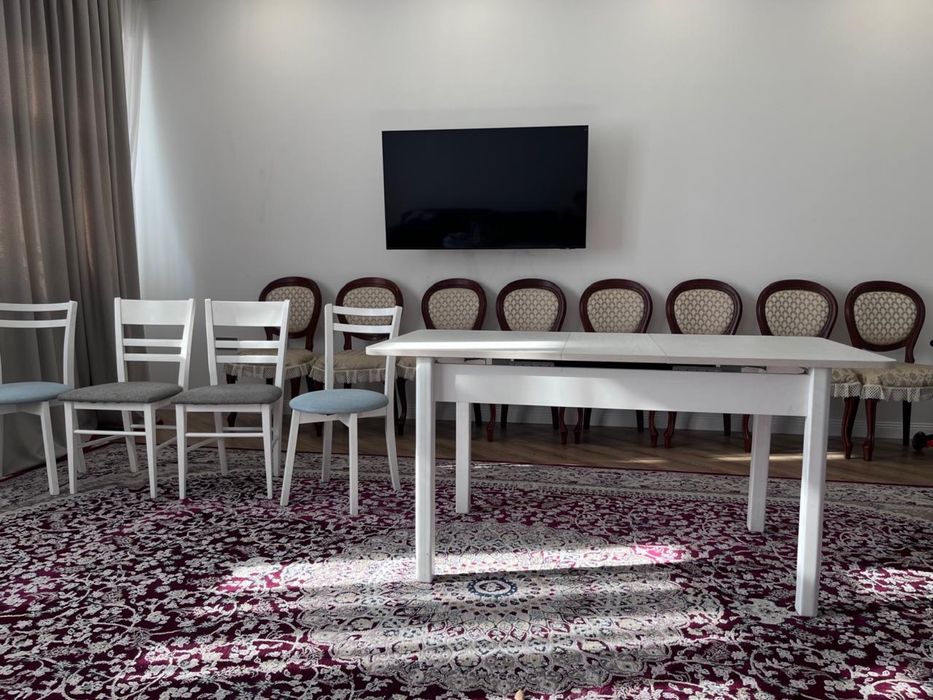 Продается обеденный стол и стулья