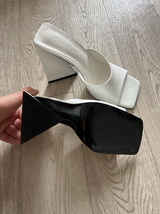 Босоножки белые на каблуке