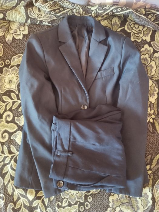 Продам школьную форму. Пакет с детскими вещами