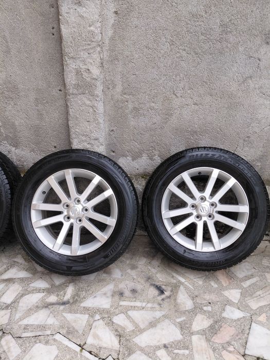 Vand Jenti originale Suzuki Grand Vitara  plus Cauciucuri 225 /65r16 de iarna m/s
Jentile arata foarte bine fără defecte 
Se pot vede