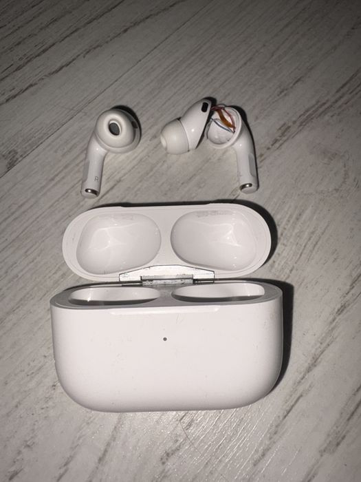 Apple AirPods Pro – оригинални (едната не работи)