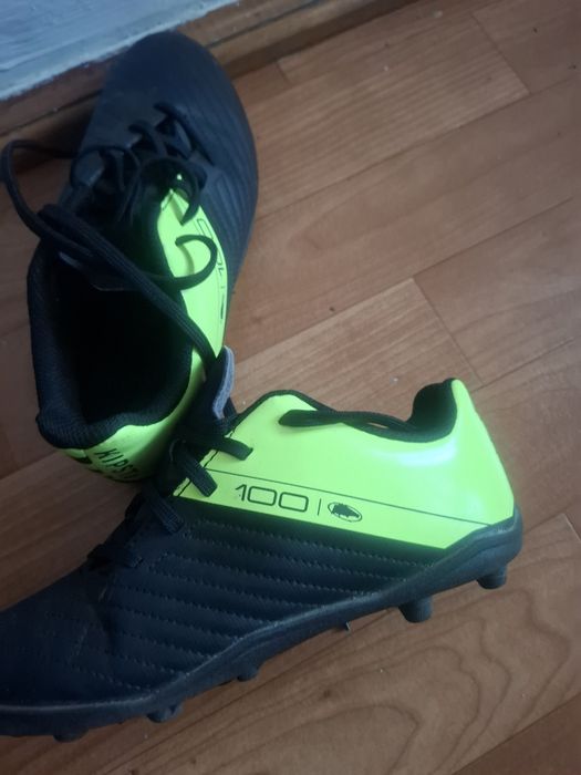 Vand crampoane de băieți