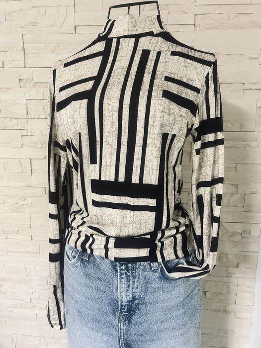 Maletă bej cu negru, foarte frumoasa.