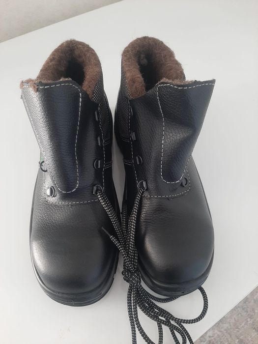 Продаю спец ботинки зимний