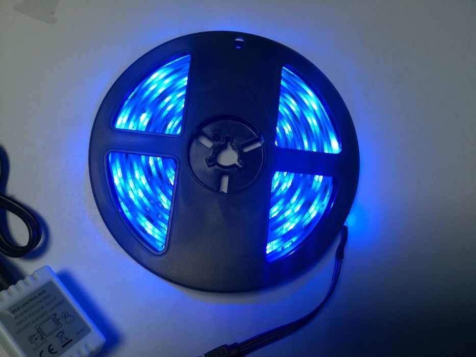 Banda led rgb multicolor 5 m cu alimentare si telecomanda