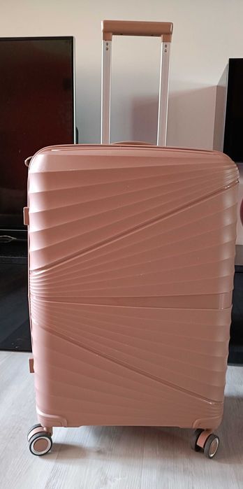 Среден пластмасов куфар - цвят пудра