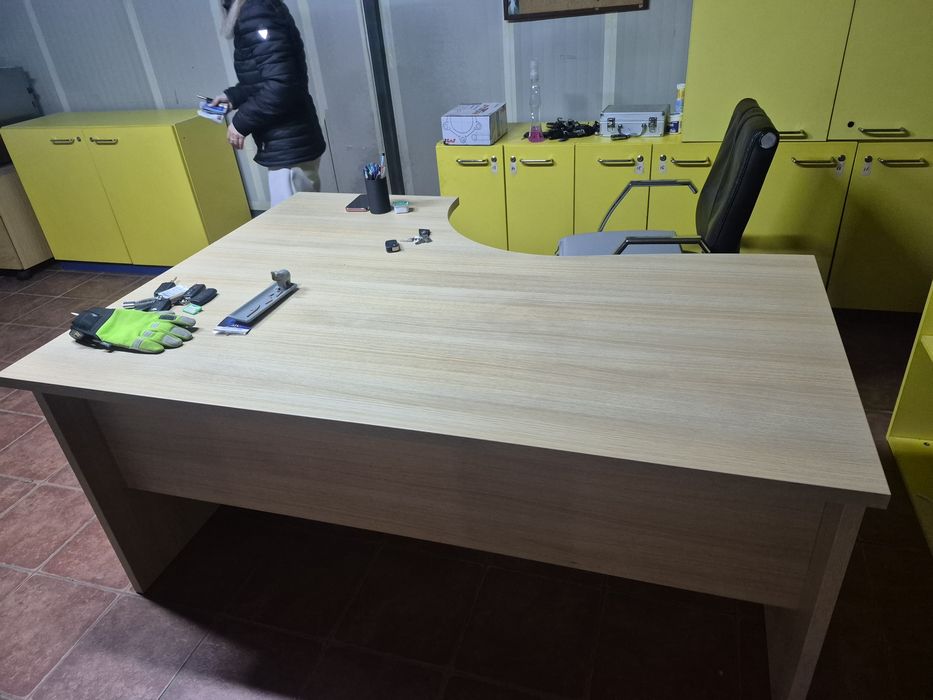 Vând birou din lemn in stare foarte bună