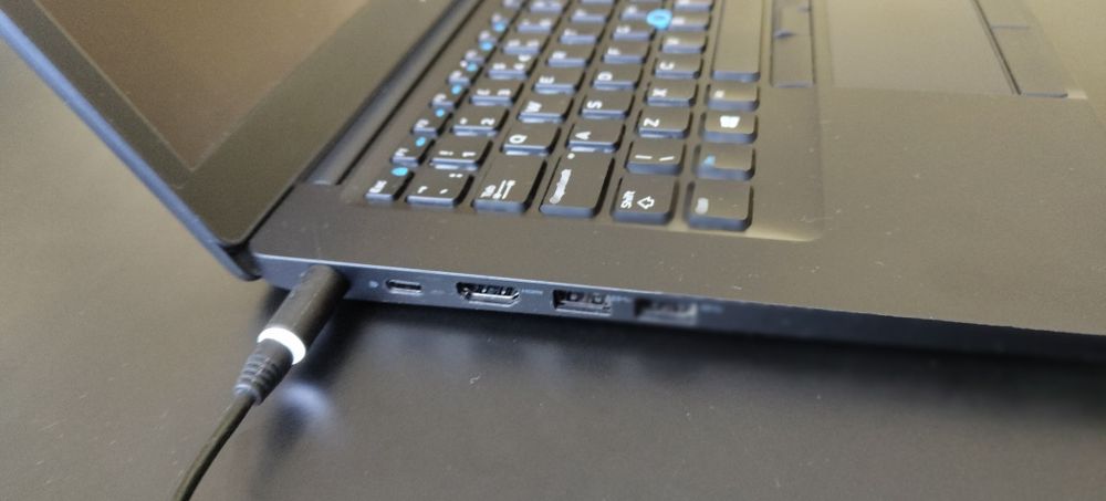 Продавам лаптоп Dell 7490