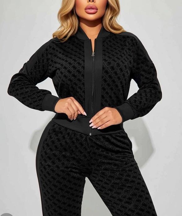 Дамски спортен комплект  Guess от 2 части.