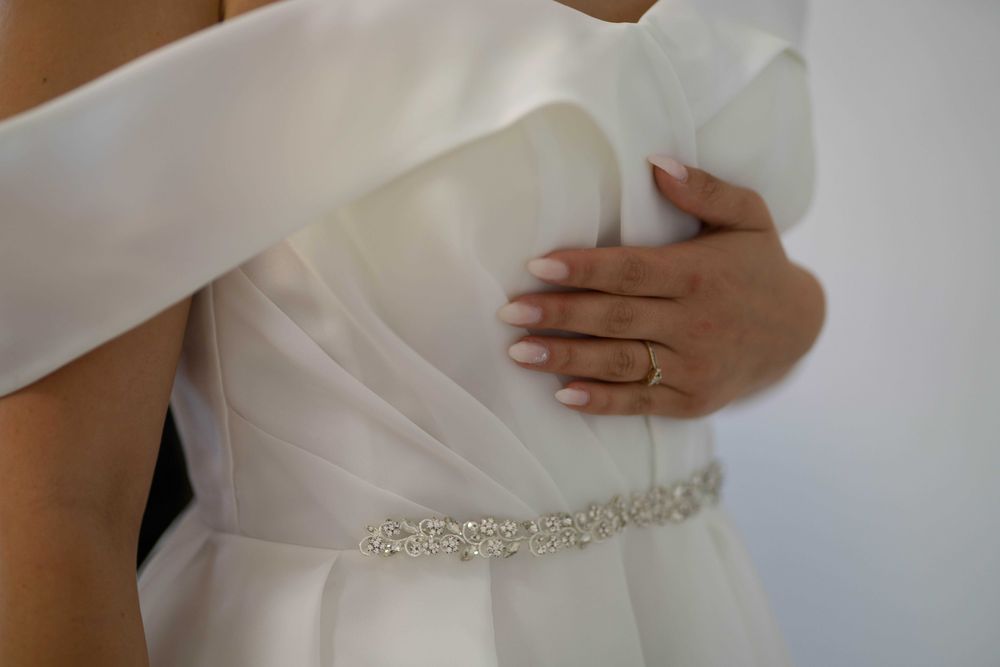 Сватбена рокля с паднали ръкави