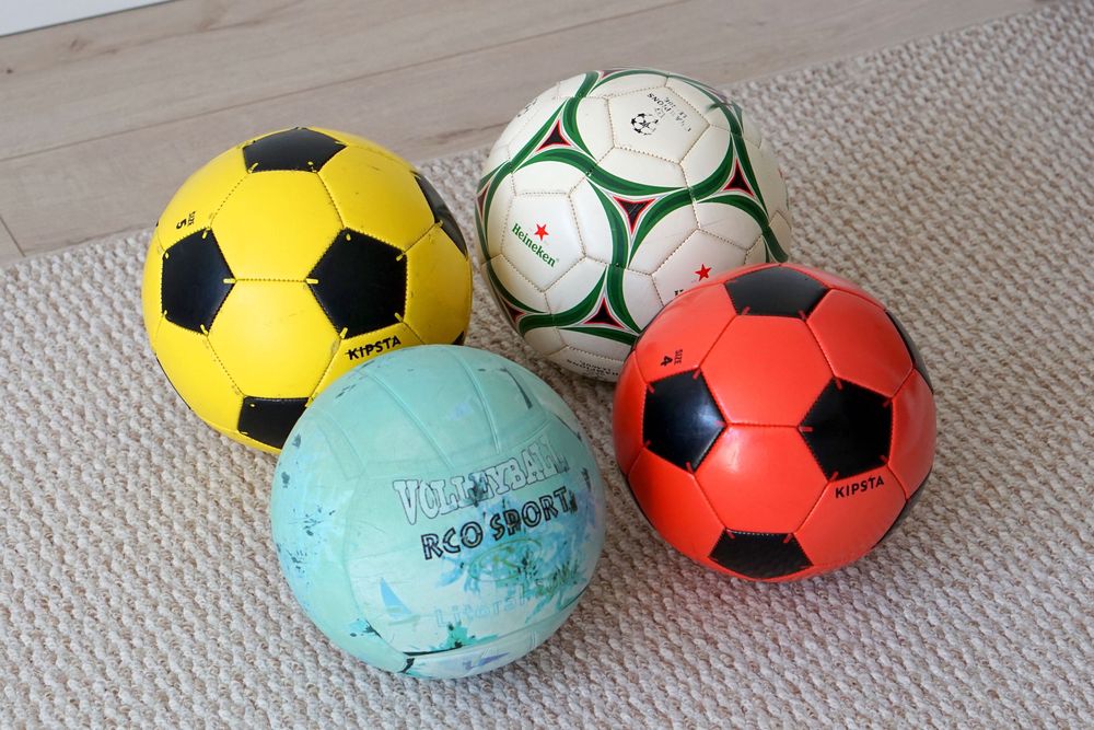 Lot 4 mingi de fotbal si volei