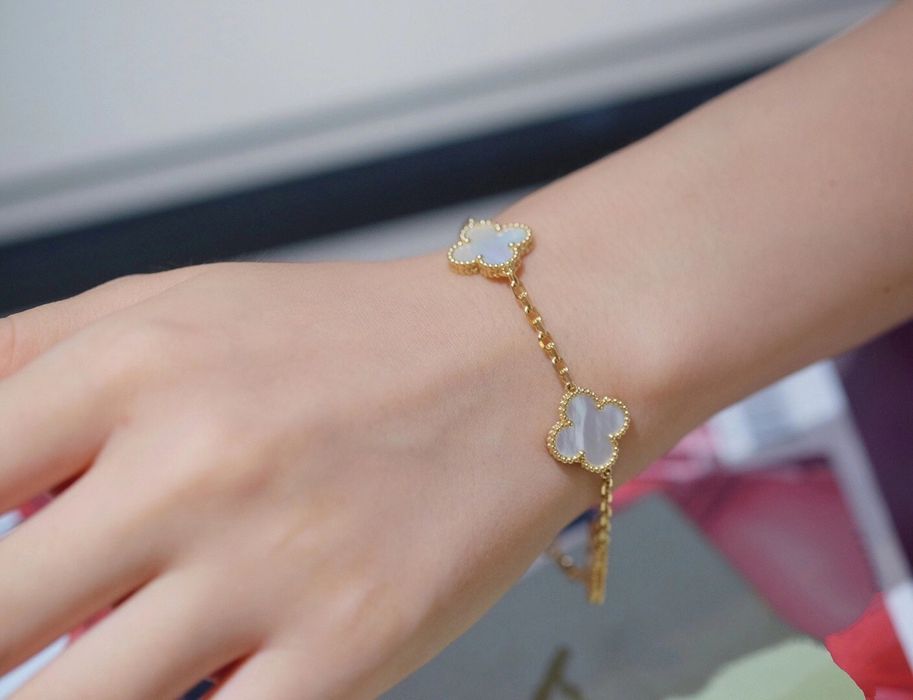 Дамска красива гривна