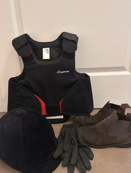 lot echitație: vestă protecție,cască,mănuși,ghete mărime 37 preț avantajos căi călărit