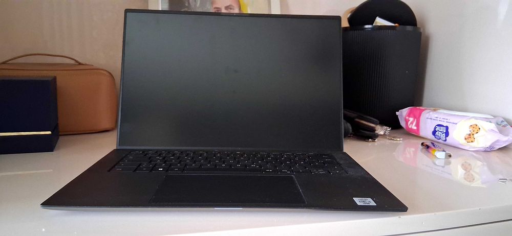 Лаптоп  DELL corei9 vPro