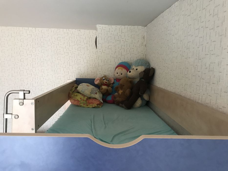 Детско легло + бюро+ гардероб