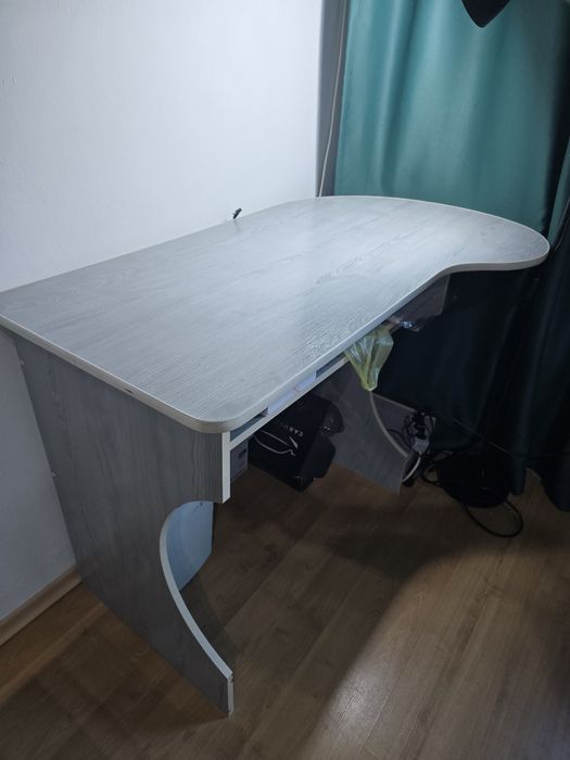 Компютърна маса бюро