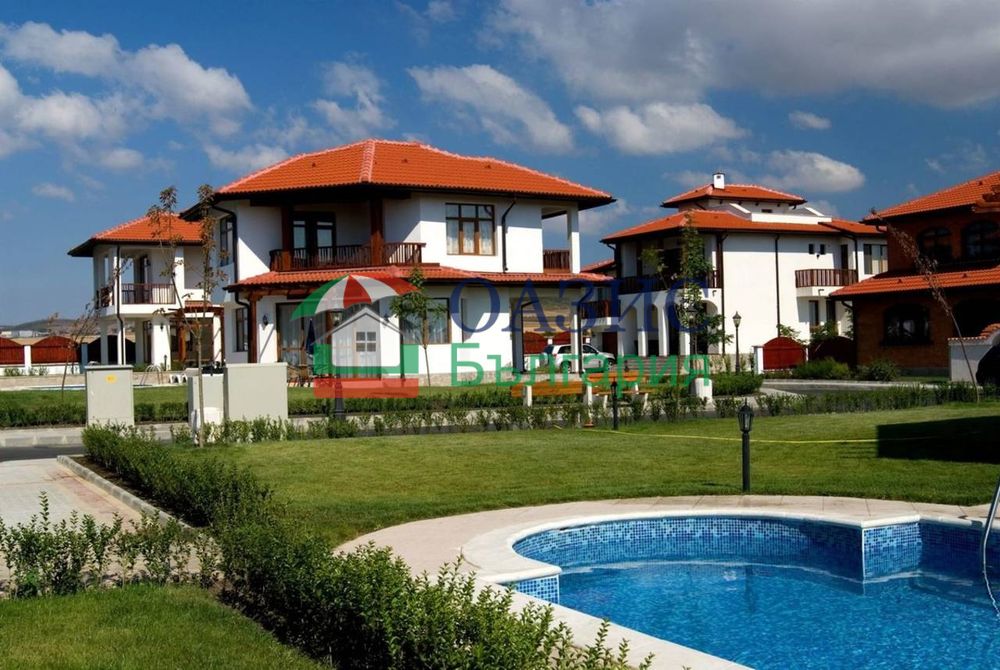 Къща с 2 спални в комплекс Флорал Медоус, 146 кв.м. + 424 кв.м. двор,