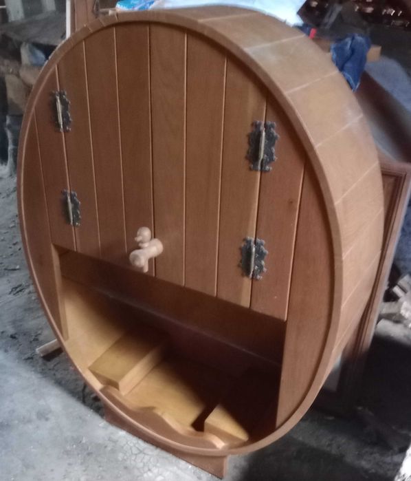 Bar din lemn in forma de butoi cu usi 110x85x30 cm.