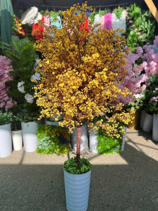 Искусственное дерево — яркий элемент декора