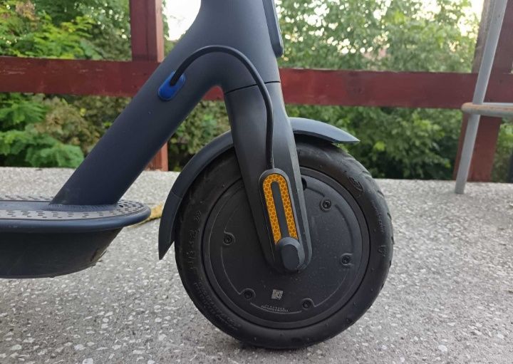 Vând trotineta Xiaomi Mi3