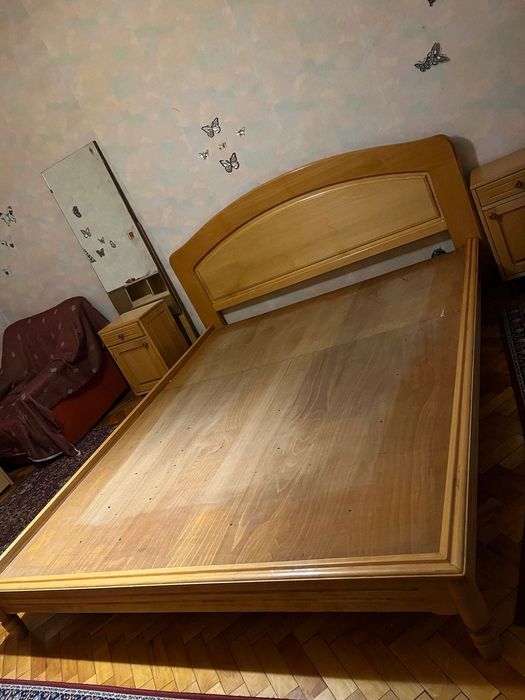 Масивен гардероб, спалня с нощни шкафчета от дъб.