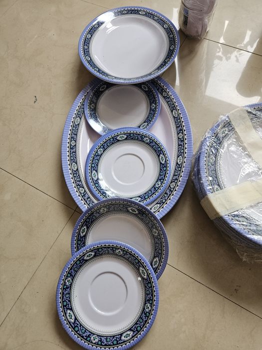 Продавам сервиз от здрава пластмаса .Удобен за пикник