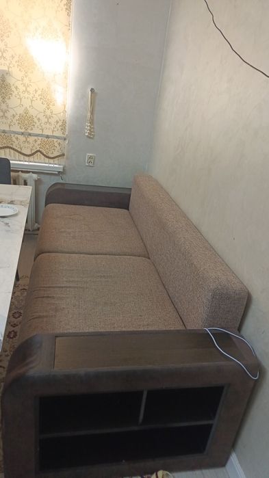Диван қоңыр түсті